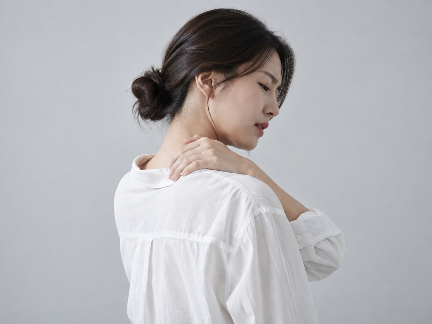 목과 어깨 통증 증상 설명 이미지